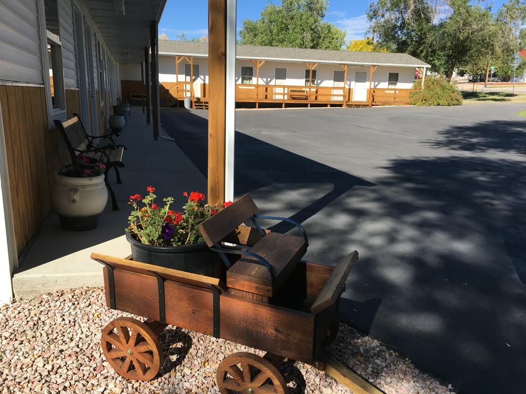 Rangeland Court Motel & RV Park Moorcroft WY 82721 3077563595